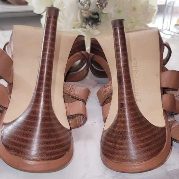 Leather and wood grained heel sandal - Picture 3 of 6